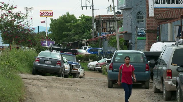 Talleres agandallan lateral de Av. Emilio González en Mezcales | CPS Noticias Puerto Vallarta