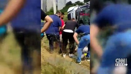 Beton pompası taşıyan kamyon devrildi