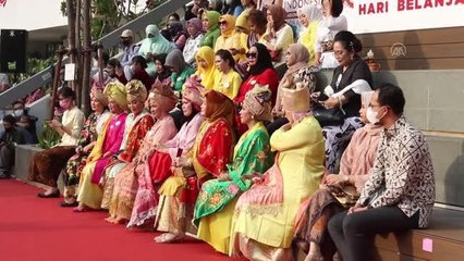 Endonezyalı kadınlar geleneksel kıyafet olan Kebaya'nın UNESCO Kültürel Miras Listesi'ne girmesini istiyor