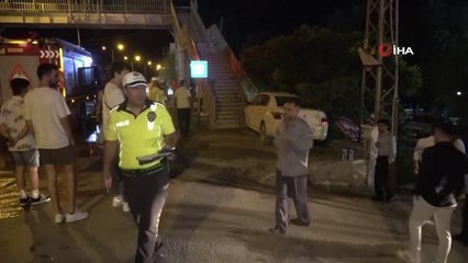 Otomobil üst geçide çarptı: 4 yaralı