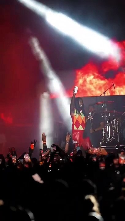 The album was only out less than two weeks before we started and you knew all the words! Appreciate all of you for coming out.  I’ll be back in a few weeks #lovedaminitour  - -  @shawnogulu  @michaelikennaarinze