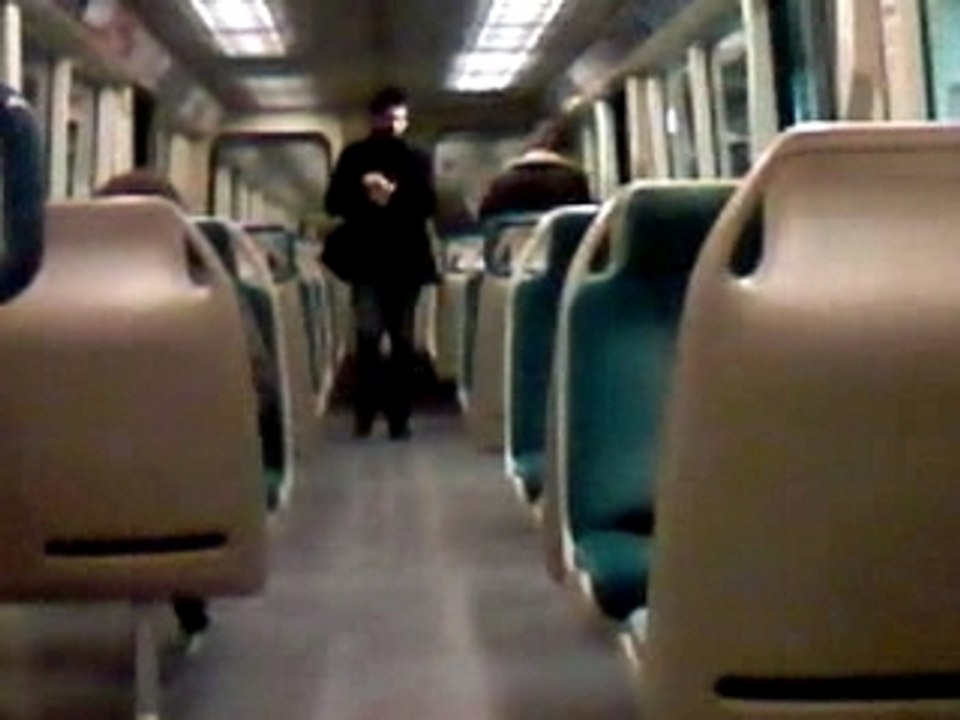 Un reg ds Le Métro