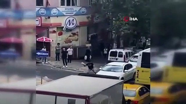 Motosikletle önünü kestikleri şahsı öldüresiye dövüp otomobiline taşla böyle saldırdılar
