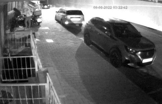 Gaziosmanpaşa'da demir kesme makasıyla motosiklet hırsızlığı kamerada