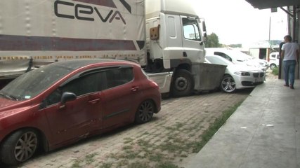 Freni boşalan TIR, 5 aracı ezip geçti