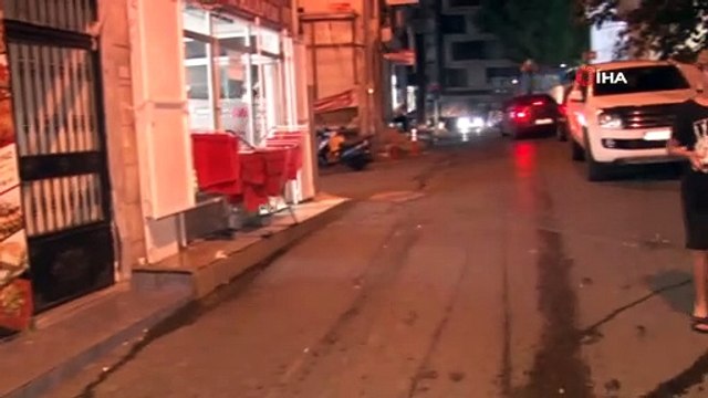 Film sahnesi gibi olay kamerada! Sokak ortasında biber gazı sıktıkları genci kucaklayıp kaçırmaya çalıştılar