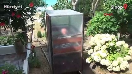 Tepedeki evine 30 metrelik raylı sistemle inip çıkıyor