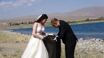 Van gündem haberi | GELİN VE DAMAT, VAN GÖLÜ SAHİLİNDE ÇÖP TOPLADI