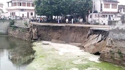 अलसुबह जलाशय की पक्की दीवार व मिट्टी ढही, दौड़ा प्रशासन