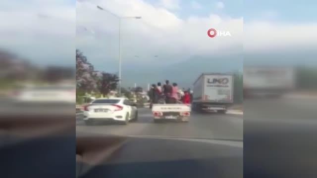 Son dakika haber... Kamyonet kasasında tehlikeli yolculuk kameralarda