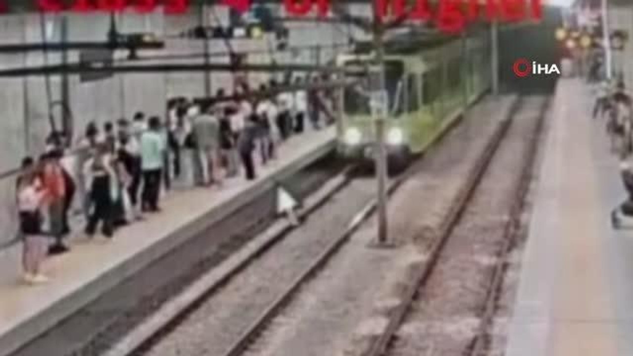 Metronun önüne atlayan kişi, yürekleri ağza getirdi