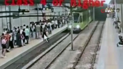 Bursa'da yürekleri ağza getiren olay! Metronun önüne atladı