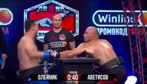 Ce nouveau sport qui mêle combat de pouces et boxe... Chaud les russes