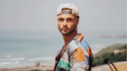 VOICI - "Des poissons ou des planètes ?" : Bastos dévoile son nouveau tatouage sur le crâne