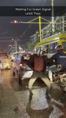 Kala Chashma Street Dance in Traffic //ट्रैफिक में काला चश्मा स्ट्रीट डांस//رقص شارع كالا تشاشما في حركة المرور