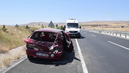 Bariyere çarpan otomobildeki 5 kişi yaralandı