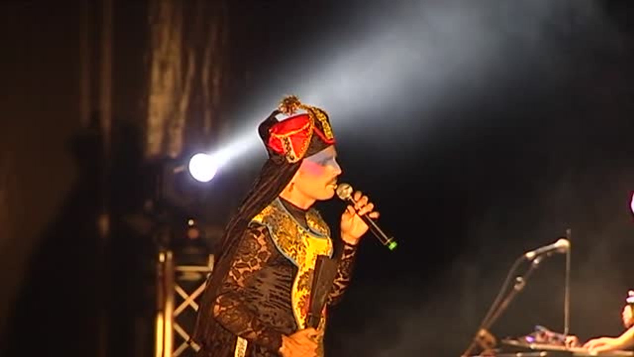 Rodrigo Cuevas entusiasma al público gijonés con su espectáculo Barbián