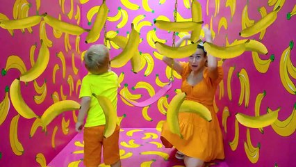 Chris and mom explore children's museum and learning center for kids