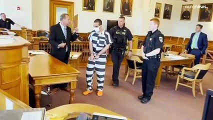 Autor do ataque a Salman Rushdie acusado de tentativa de homicídio