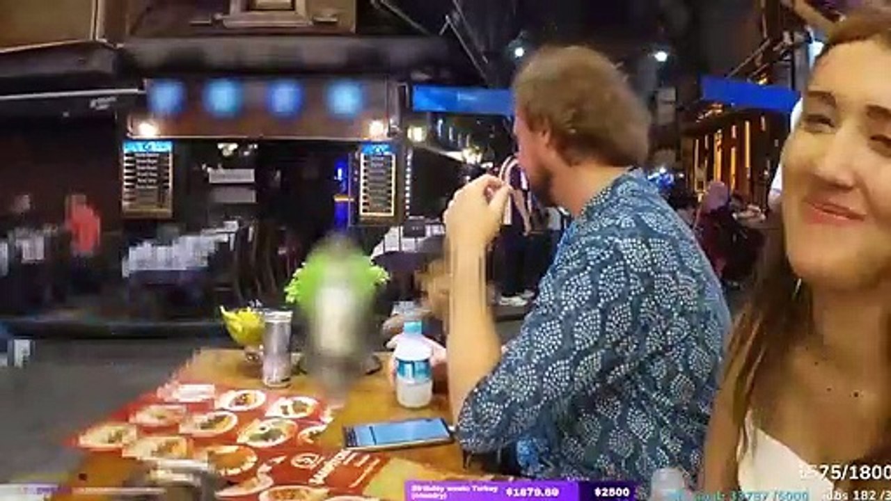 Sosyal medya bunu konuşuyor: Canlı yayın yaparken çiçek satan çocuk tarafından ısırıldı