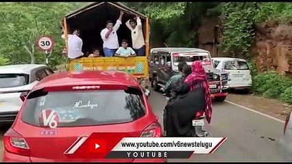 Tourists Rush At Srisailam Dam To See The Inflow Of Water , Heavy Traffic Jam  | V6 News (1)