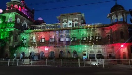 रंगीन रोशनी से इमारतों पर दिखा तिरंगा रंग, देखें Video