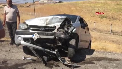 İKİ OTOMOBİL KAFA KAFAYA ÇARPIŞTI 1 ÖLÜ, 4 YARALI