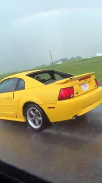 Il filme les dégats d'un orage de grêle sur les voitures sur l'autoroute... impressionnant