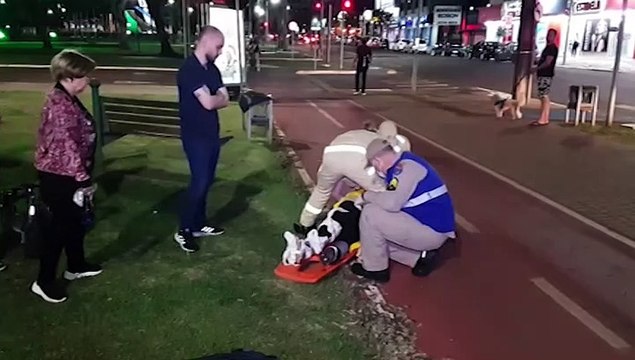 Colisão entre bicicletas e patinete elétrico deixa jovem com suspeita de fratura