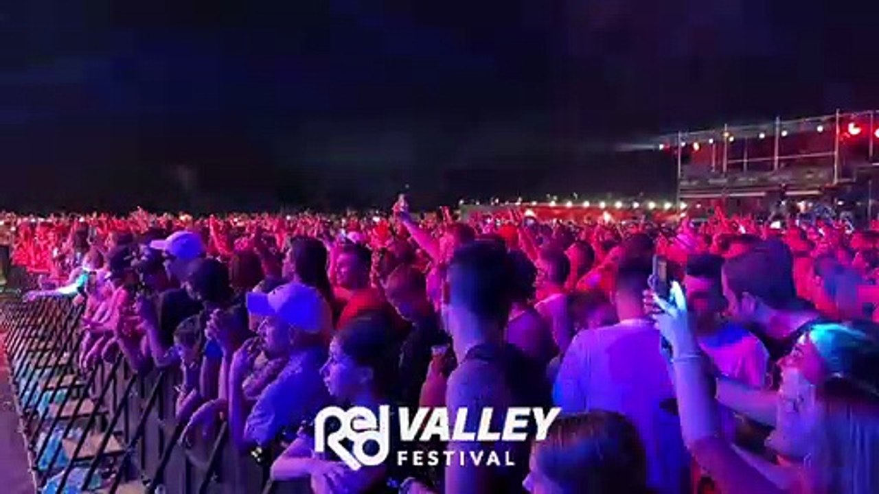 Red Valley. Max Pezzali trasforma l'Olbia Arena in un immenso karaoke