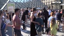 Tourists brave summer heat at Paris hotspots