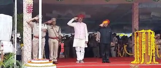 प्रभारी मंत्री ने किया ध्वजारोहण, सीएम के संदेश का वाचन देखें Video