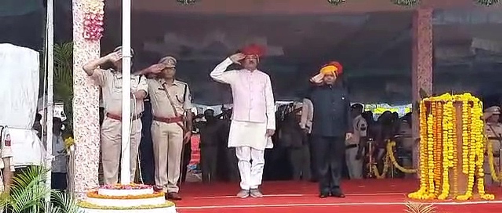 प्रभारी मंत्री ने किया ध्वजारोहण, सीएम के संदेश का वाचन देखें Video