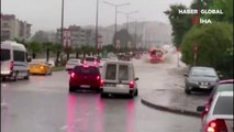 Şiddetli yağış Bursa'yı da vurdu! Yollar göle döndü