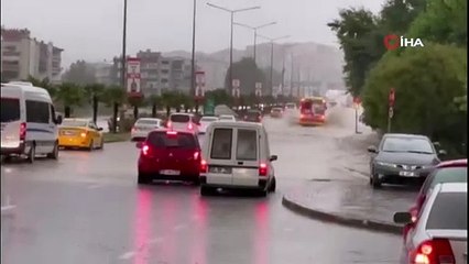 Şiddetli yağış Bursa'yı vurdu; yollar göle döndü