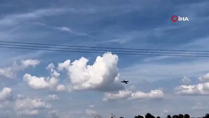 Çekya’da tarihi savaş uçağı gösteri sırasında evin üzerine düştü