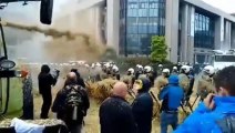 Hollanda'da çiftçiler polise saman ve gübre sıktı