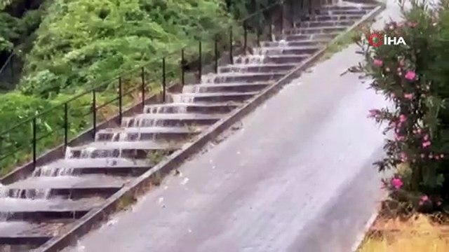 Bursa'da sağanak yağış sele dönüştü, araçlar mahsur kaldı