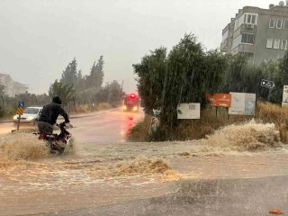 Bursa'da yaz yağmuru sele dönüştü! İşte hayatın felç olduğu kentten ilk görüntüler