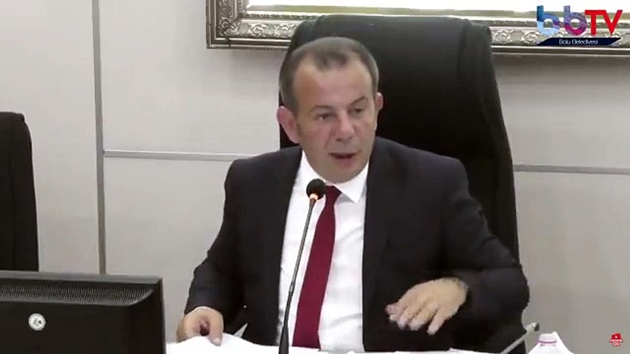 Akit: Tanju Özcan Meclis üyelerine çay fırlatarak saygısızlık yaptı