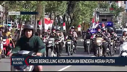 Polisi Berkeliling Kota Bagikan Bendera Merah Putih