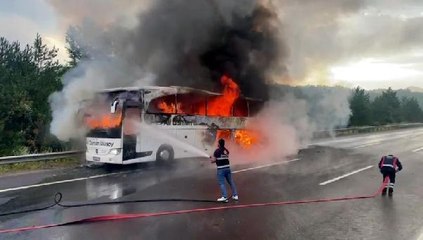 TEM'DE YOLCU OTOBÜSÜ ALEV ALEV YANDI