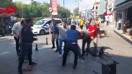Kadıköy'de bıçaklı kavga: Esnaf, saldırgana sandalye fırlattı