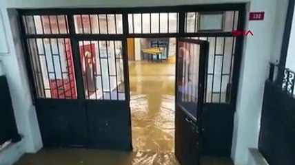 İstanbul'da sağanak yağış | Beykoz'da bir okulu su bastı
