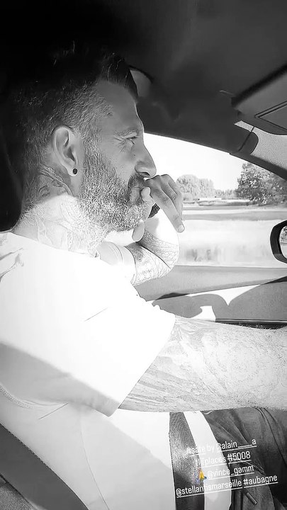 Fabienne Carat se filme en voiture avec son compagnon Alain (ancien candidat de "Mariés au premier regard") le 14 août 2022.