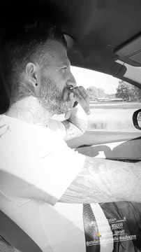 Fabienne Carat se filme en voiture avec son compagnon Alain (ancien candidat de Mariés au premier regard ) le 14 août 2022.