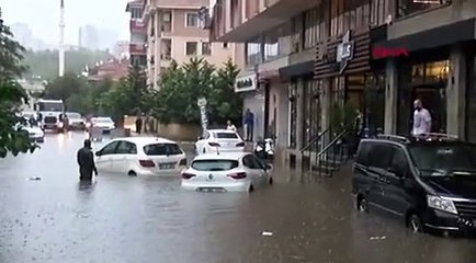 Maltepe'de sağanak: Araçlar mahsur kaldı