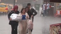 İstanbul'da sağanak yağış...Vatandaşlar ve sürücüler zor anlar yaşadı