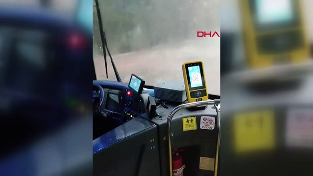 Sağanak yağış İstanbul’u esir aldı! İETT otobüsünde şoke eden manzara… Sefer iptalleri de başladı
