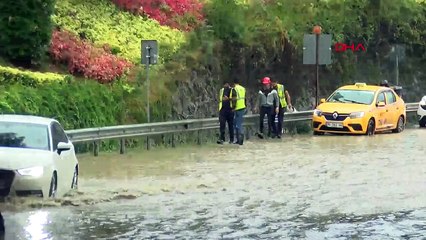 Metro alt geçidinde su birikintisi oluştu
